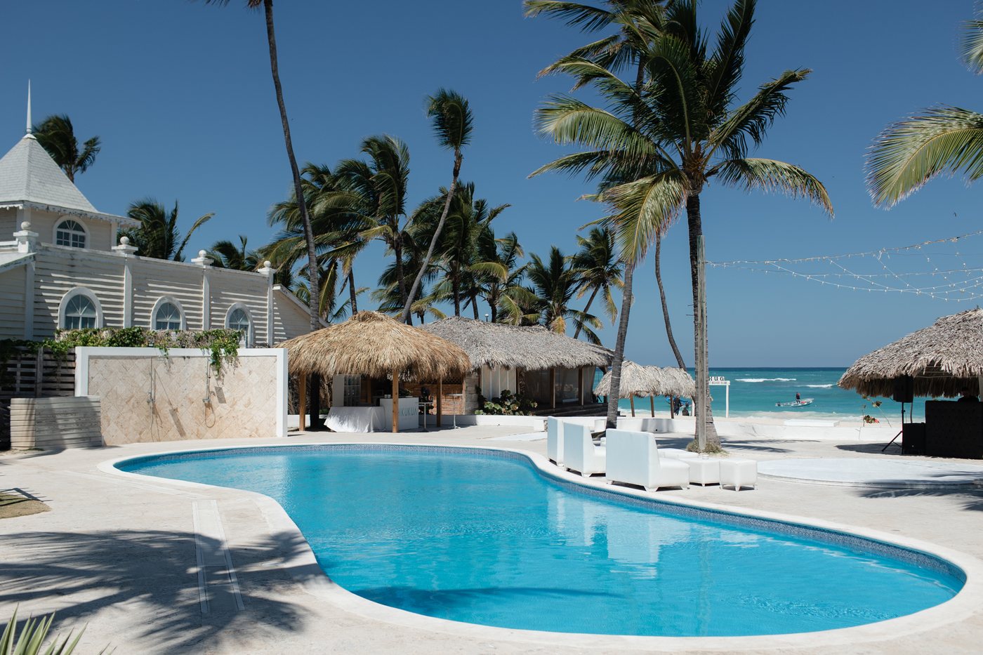Le Kukua Beach Club : sa chapelle blanche, ses palapas et sa piscine face à la mer